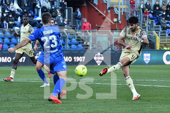 2021-12-04 - Yonatan Cohen (Pisa) kicks the ball hampered by Filippo  Scaglia (Como) - COMO 1907 VS AC PISA - ITALIAN SERIE B - SOCCER