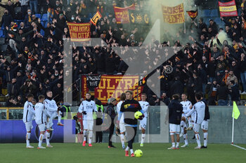 2021-12-11 - Players of Lecce and their fans during warmup - AC PISA VS US LECCE - ITALIAN SERIE B - SOCCER
