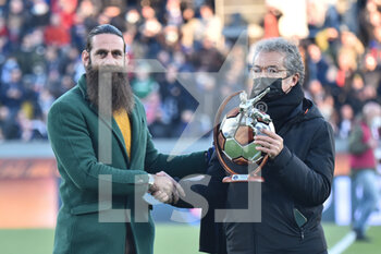 2021-12-11 - President of Pisa, Giuseppe Corrado, rewards Davide Moscardelli, who has finished his career in the team of Pisa - AC PISA VS US LECCE - ITALIAN SERIE B - SOCCER