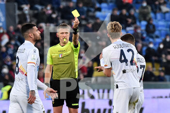 2021-12-11 - The referee Daniele Orsato shows yellow card to Morten Blom Hjulmand (Lecce) - AC PISA VS US LECCE - ITALIAN SERIE B - SOCCER