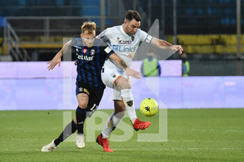 2021-12-11 - Giuseppe Sibilli (Pisa) and Fabio  Lucioni (Lecce) fight for the ball - AC PISA VS US LECCE - ITALIAN SERIE B - SOCCER