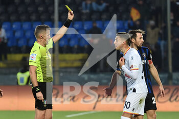 2021-12-11 - The referee Daniele Orsato shows yellow card to Antonio Barreca (Lecce) - AC PISA VS US LECCE - ITALIAN SERIE B - SOCCER