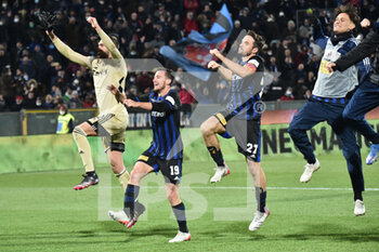 2021-12-11 - Players of Pisa celebrate at the end of the match - AC PISA VS US LECCE - ITALIAN SERIE B - SOCCER