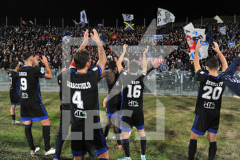 2021-12-11 - Players of Pisa celebrate with their fans - AC PISA VS US LECCE - ITALIAN SERIE B - SOCCER