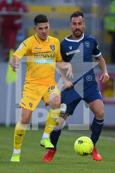 2021-12-18 - FROSINONE, ITALY -  December 18 :  Kalo Lulic  (L) of  Frosinone in action against  Luca Mora (R) of  Spal during the  Serie B  soccer match between  Frosinone and Spal Stadio Benito Stirpe on December 18,2021 in Frosinone Italy - FROSINONE CALCIO VS SPAL - ITALIAN SERIE B - SOCCER