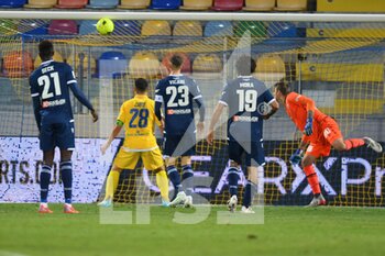 2021-12-18 - FROSINONE, ITALY - December 18 :  Alessio Zerbin (24) of Frosinone   scores opening a  goal during  Italian Serie B soccer match between  Frosinone  and Spal at Stadio Benito Stirpe on December 18,2021  in Frosinone Italy - FROSINONE CALCIO VS SPAL - ITALIAN SERIE B - SOCCER