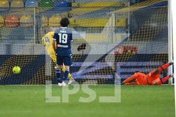 2021-12-18 - FROSINONE, ITALY - December 18 :  Alessio Zerbin (24) of Frosinone   scores the second  a  goal during  Italian Serie B soccer match between  Frosinone  and Spal at Stadio Benito Stirpe on December 18,2021  in Frosinone Italy - FROSINONE CALCIO VS SPAL - ITALIAN SERIE B - SOCCER