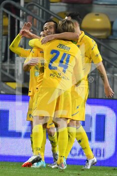 2021-12-18 - FROSINONE, ITALY - December 18 :  Alessio Zerbin (24) of Frosinone  
celebrates with his team matesafter  scores the second  a  goal during  Italian Serie B soccer match between  Frosinone  and Spal at Stadio Benito Stirpe on December 18,2021  in Frosinone Italy - FROSINONE CALCIO VS SPAL - ITALIAN SERIE B - SOCCER