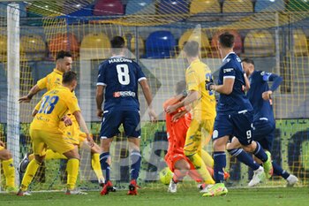 2021-12-18 - FROSINONE, ITALY - December 18 :   Federico Gatti  (6) of Frosinone  
  scores the goal during  Italian Serie B soccer match between  Frosinone  and Spal at Stadio Benito Stirpe on December 18,2021  in Frosinone Italy - FROSINONE CALCIO VS SPAL - ITALIAN SERIE B - SOCCER