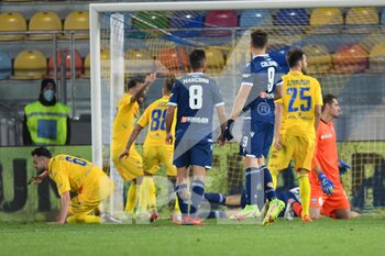 2021-12-18 - FROSINONE, ITALY - December 18 :   Federico Gatti  (6) of Frosinone  
  scores the goal during  Italian Serie B soccer match between  Frosinone  and Spal at Stadio Benito Stirpe on December 18,2021  in Frosinone Italy - FROSINONE CALCIO VS SPAL - ITALIAN SERIE B - SOCCER