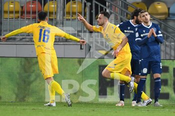 2021-12-18 - FROSINONE, ITALY - December 18 :   Federico Gatti  (6) of Frosinone  
celebrates with his team matesafter  scores the goal during  Italian Serie B soccer match between  Frosinone  and Spal at Stadio Benito Stirpe on December 18,2021  in Frosinone Italy - FROSINONE CALCIO VS SPAL - ITALIAN SERIE B - SOCCER
