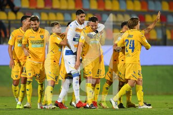 2021-12-18 - FROSINONE, ITALY - December 18 :   Federico Gatti  (6) of Frosinone  
celebrates with his team matesafter  scores the goal during  Italian Serie B soccer match between  Frosinone  and Spal at Stadio Benito Stirpe on December 18,2021  in Frosinone Italy - FROSINONE CALCIO VS SPAL - ITALIAN SERIE B - SOCCER