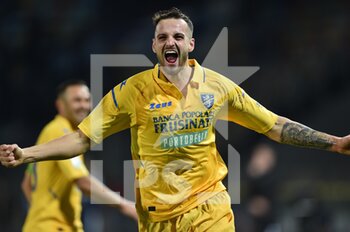 2021-12-18 - FROSINONE, ITALY - December 18 : Federico Gatti ( 6 ) of Frosinone celebrates after scores a goal during  Italian Serie B soccer match between  Frosinone  and Spal at Stadio Benito Stirpe on December 18,2021  in Frosinone Italy   - FROSINONE CALCIO VS SPAL - ITALIAN SERIE B - SOCCER