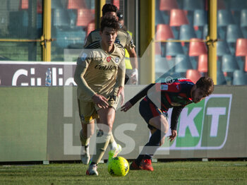2021-12-18 - Berruatto Pietro (Pisa) carries the ball  - COSENZA CALCIO VS AC PISA - ITALIAN SERIE B - SOCCER