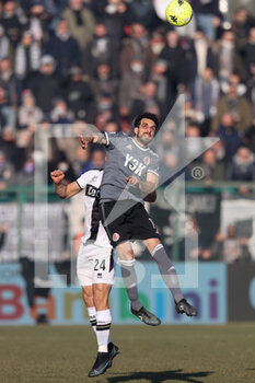 2021-12-18 - Andrea Arrighini (US Alessandria Calcio 1912) and Paredes Yordan Osorio (Parma Calcio 1913) battle for the ball - US ALESSANDRIA VS PARMA CALCIO - ITALIAN SERIE B - SOCCER