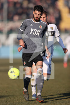 2021-12-18 - Matteo Di Gennaro (US Alessandria Calcio 1912) is challenged by Dawid Adrian Benedyczak (Parma Calcio 1913) - US ALESSANDRIA VS PARMA CALCIO - ITALIAN SERIE B - SOCCER