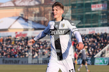 2021-12-18 - Dawid Adrian Benedyczak (Parma Calcio 1913) celebrates after scoring his side’s second goal of the match - US ALESSANDRIA VS PARMA CALCIO - ITALIAN SERIE B - SOCCER
