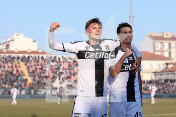 2021-12-18 - Dawid Adrian Benedyczak (Parma Calcio 1913) celebrates with Roberto Inglese (Parma Calcio 1913) after scoring his side’s second goal of the match - US ALESSANDRIA VS PARMA CALCIO - ITALIAN SERIE B - SOCCER