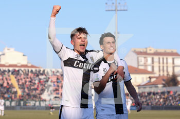 2021-12-18 - Dawid Adrian Benedyczak (Parma Calcio 1913) celebrates with Roberto Inglese (Parma Calcio 1913) after scoring his side’s second goal of the match - US ALESSANDRIA VS PARMA CALCIO - ITALIAN SERIE B - SOCCER