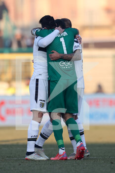2021-12-18 - Gianluigi Buffon (Parma Calcio 1913) hugs his teammates after the victory - US ALESSANDRIA VS PARMA CALCIO - ITALIAN SERIE B - SOCCER