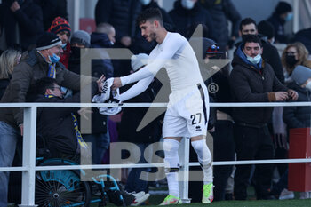 2021-12-18 - Maxime Andre Busi (Parma Calcio 1913) gives his jersey to a fan after the match - US ALESSANDRIA VS PARMA CALCIO - ITALIAN SERIE B - SOCCER