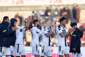 2021-12-18 - Parma players cheer the fans after the victory - US ALESSANDRIA VS PARMA CALCIO - ITALIAN SERIE B - SOCCER