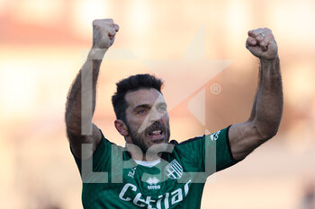 2021-12-18 - Gianluigi Buffon (Parma Calcio 1913) cheers the fans after the victory - US ALESSANDRIA VS PARMA CALCIO - ITALIAN SERIE B - SOCCER