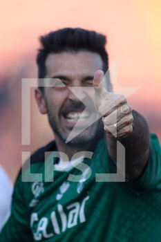 2021-12-18 - Gianluigi Buffon (Parma Calcio 1913) cheers the fans after the victory - US ALESSANDRIA VS PARMA CALCIO - ITALIAN SERIE B - SOCCER
