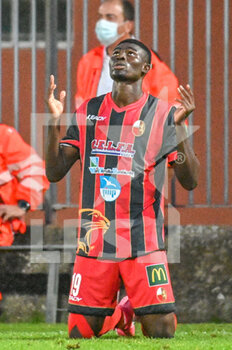 2021-09-28 - Eklu Shaka Mawuli (Lucchese) prega dopo il gol del vantaggio - LUCCHESE VS TERAMO - ITALIAN SERIE C - SOCCER
