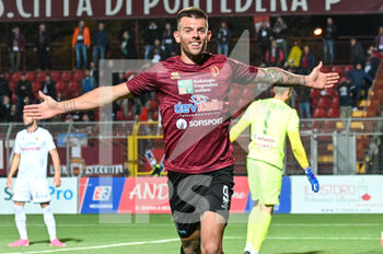 2021-10-25 - Simone Magnaghi (Pontedera) esulta dopo il gol del vantaggio - PONTEDERA VS REGGIANA - ITALIAN SERIE C - SOCCER