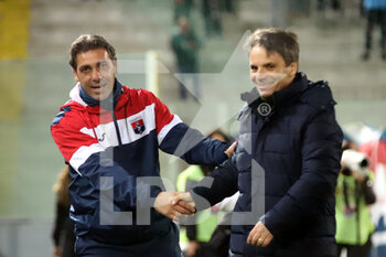 2021-12-05 - Giuseppe Laterza (allenatore Taranto) saluta Eziolino Capuano (allenatore Messina). - TARANTO VS MESSINA - ITALIAN SERIE C - SOCCER