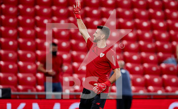2021-09-11 - Unai Simon of Athletic Club salutes to the fans during the Spanish league, La Liga Santander, football match played between Athletic Club and RCD Mallorca at San Mames stadium on September 11, 2021 in Bilbao, Spain - ATHLETIC CLUB VS RCD MALLORCA - SPANISH LA LIGA - SOCCER