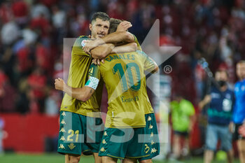 2021-09-13 - Players of Real Betis celebrate the victory during the Spanish league, La Liga Santander, football match played between Granada CF and Real Betis at Nuevos los Carmenes stadium on September 13, 2021, in Granada, Spain - GRANADA CF VS REAL BETIS - SPANISH LA LIGA - SOCCER