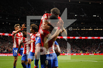 2021-10-02 - Luis Suarez of Atletico de Madrid celebrates a goal with teammates during the Spanish championship La Liga football match between Atletico de Madrid and FC Barcelona on October 2, 2021 at Wanda Metropolitano stadium in Madrid, Spain - ATLETICO DE MADRID VS FC BARCELONA - SPANISH LA LIGA - SOCCER