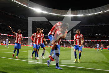 2021-10-02 - Luis Suarez of Atletico de Madrid celebrates a goal with teammates during the Spanish championship La Liga football match between Atletico de Madrid and FC Barcelona on October 2, 2021 at Wanda Metropolitano stadium in Madrid, Spain - ATLETICO DE MADRID VS FC BARCELONA - SPANISH LA LIGA - SOCCER