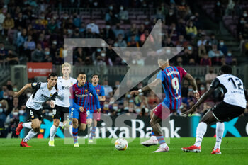 2021-10-17 - Serginho Dest of FC Barcelona in action during the Spanish championship La Liga football match between FC Barcelona and Valencia CF on October 17, 2021 at Camp Nou stadium in Barcelona, Spain - FC BARCELONA VS VALENCIA CF - SPANISH LA LIGA - SOCCER