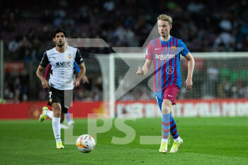 2021-10-17 - Frankie De Jong of FC Barcelona during the Spanish championship La Liga football match between FC Barcelona and Valencia CF on October 17, 2021 at Camp Nou stadium in Barcelona, Spain - FC BARCELONA VS VALENCIA CF - SPANISH LA LIGA - SOCCER