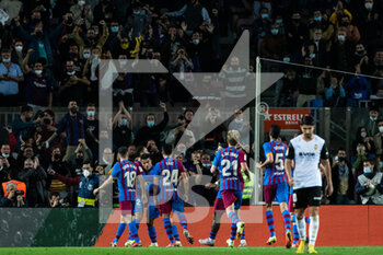 2021-10-17 - Philippe Coutinho of FC Barcelona celebrates a goal with teammates during the Spanish championship La Liga football match between FC Barcelona and Valencia CF on October 17, 2021 at Camp Nou stadium in Barcelona, Spain - FC BARCELONA VS VALENCIA CF - SPANISH LA LIGA - SOCCER