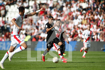 2021-10-17 - Omar Mascarell of Elche in action during the Spanish championship La Liga football match between Rayo Vallecano and Elche CF on October 17, 2021 at Campo de Futbol de Vallecas in Madrid, Spain - RAYO VALLECANO VS ELCHE CF - SPANISH LA LIGA - SOCCER