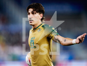 2021-10-18 - Hector Bellerin of Real Betis during the Spanish championship La Liga football match between Deportivo Alaves and Real Betis Balompie on October 18, 2021 at Mendizorrotza in Vitoria, Spain - DEPORTIVO ALAVES VS REAL BETIS BALOMPIE - SPANISH LA LIGA - SOCCER