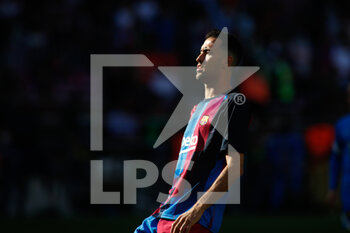 2021-10-24 - Sergio Busquets of FC Barcelona warms up during the Spanish championchip La Liga football match between FC Barcelona and Real Madrid on October 24, 2021 at Camp Nou stadium in Barcelona, Spain - FC BARCELONA VS REAL MADRID - SPANISH LA LIGA - SOCCER