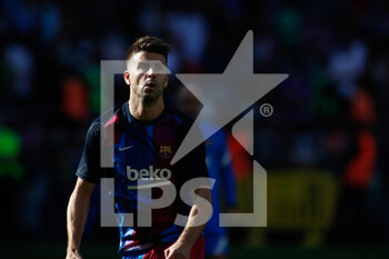 2021-10-24 - Gerard Pique of FC Barcelona warms up during the Spanish championchip La Liga football match between FC Barcelona and Real Madrid on October 24, 2021 at Camp Nou stadium in Barcelona, Spain - FC BARCELONA VS REAL MADRID - SPANISH LA LIGA - SOCCER