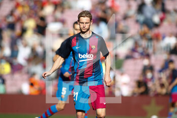 2021-10-24 - Frenkie de Jong of FC Barcelona warms up during the Spanish championchip La Liga football match between FC Barcelona and Real Madrid on October 24, 2021 at Camp Nou stadium in Barcelona, Spain - FC BARCELONA VS REAL MADRID - SPANISH LA LIGA - SOCCER