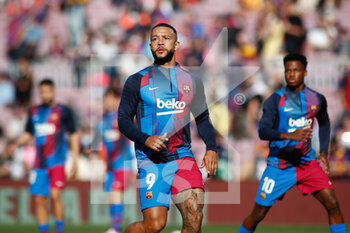 2021-10-24 - Memphis Depay of FC Barcelona warms up during the Spanish championchip La Liga football match between FC Barcelona and Real Madrid on October 24, 2021 at Camp Nou stadium in Barcelona, Spain - FC BARCELONA VS REAL MADRID - SPANISH LA LIGA - SOCCER