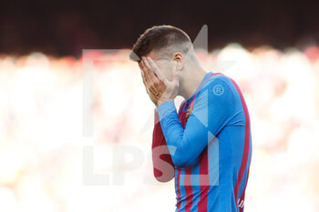 2021-10-24 - Gerard Pique of FC Barcelona reacts during the Spanish championchip La Liga football match between FC Barcelona and Real Madrid on October 24, 2021 at Camp Nou stadium in Barcelona, Spain - FC BARCELONA VS REAL MADRID - SPANISH LA LIGA - SOCCER