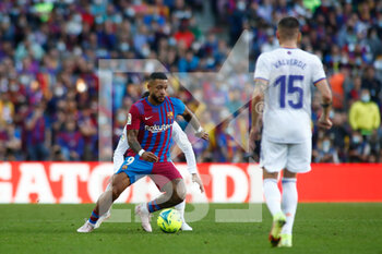 2021-10-24 - Memphis Depay of FC Barcelona during the Spanish championchip La Liga football match between FC Barcelona and Real Madrid on October 24, 2021 at Camp Nou stadium in Barcelona, Spain - FC BARCELONA VS REAL MADRID - SPANISH LA LIGA - SOCCER