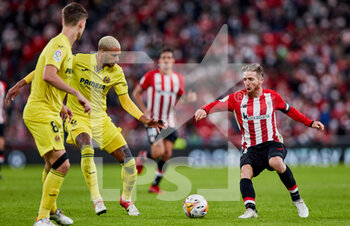 2021-10-23 - Iker Muniain of Athletic Club and Etienne Capoue of Villarreal CF during the Spanish championship La Liga football football match between Athletic Club and Villarreal CF on October 23, 2021 at San Mames stadium in Bilbao, Spain - ATHLETIC CLUB VS VILLARREAL CF - SPANISH LA LIGA - SOCCER