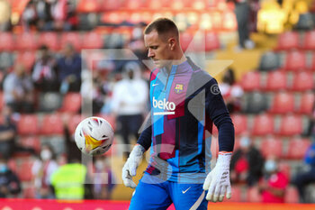 2021-10-27 - Marc-Andre Ter Stegen of FC Barcelona warms up during the Spanish championship La Liga football match between Rayo Vallecano and FC Barcelona on October 27, 2021 at Vallecas stadium in Madrid, Spain - RAYO VALLECANO VS FC BARCELONA - SPANISH LA LIGA - SOCCER