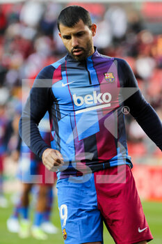 2021-10-27 - Sergio Aguero of FC Barcelona warms up during the Spanish championship La Liga football match between Rayo Vallecano and FC Barcelona on October 27, 2021 at Vallecas stadium in Madrid, Spain - RAYO VALLECANO VS FC BARCELONA - SPANISH LA LIGA - SOCCER