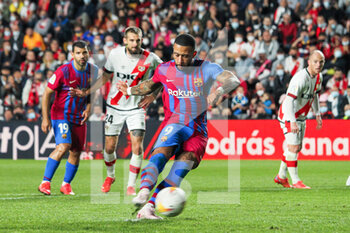 2021-10-27 - Memphis Depay of FC Barcelona shoots the penalty during the Spanish championship La Liga football match between Rayo Vallecano and FC Barcelona on October 27, 2021 at Vallecas stadium in Madrid, Spain - RAYO VALLECANO VS FC BARCELONA - SPANISH LA LIGA - SOCCER
